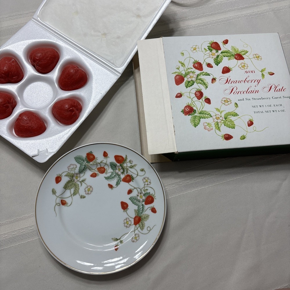 STRAWBERRY PORCELAIN PLATE/6 STRAWBERRY GUEST SOAPS Avon 1978 New In Box!!!
